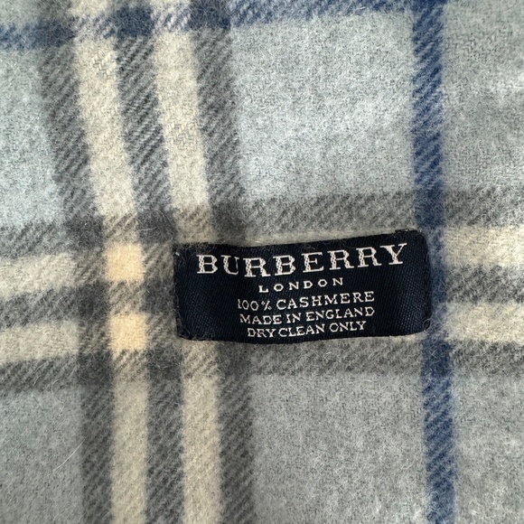 Authentic Burberry Cashmere Scarf - Picture 4 of 4